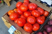 Риск вместо экологии: почему опасно покупать продукты у уличных торговцев