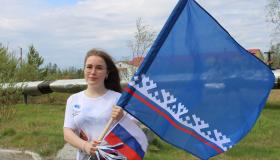 День России на Ямале: волонтеры раздали ленточки с триколором