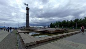 Как прошел день ВДВ в парке 300-летия: парашютисты и запрет купания в фонтанах