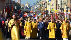 В Петербурге прошел крестный ход по Невскому проспекту: фоторепортаж с красочного шествия