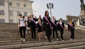 На Плотинку в Екатеринбурге стекаются выпускники школ: в городе прошли последние звонки
