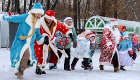 Наперегонки с Дедами Морозами и Снегурочками: как в Перми прошел предновогодний забег