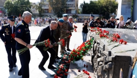 В Екатеринбурге День ВДВ отметили прыжками с парашютом и возложением цветов к «Черному тюльпану»