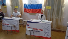 Председатель избиркома с дочкой и онлайн-голосование Махонина на участке: как выбирают губернатора Прикамья