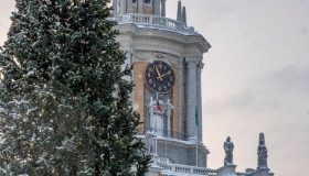 Каток на главной площади Екатеринбурга, который откроется в воскресенье, показали журналистам