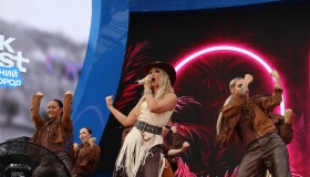Жара, танцы под Бузову и сумасшедший закат: как прошел первый VK fest в Нижнем Новгороде