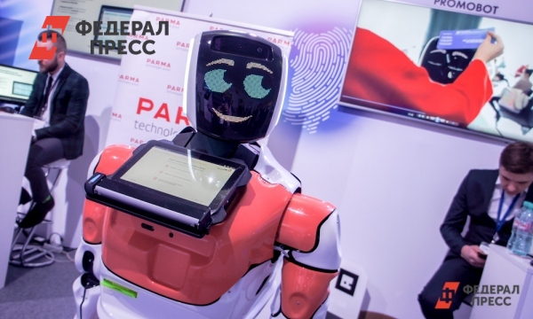 Робот поняла. Робот будь с россией. робот который кушает кубик. робот не понимает. робот не понимает что происходит.