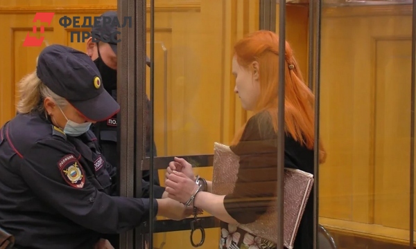 женщина с ребенком у дверей суда