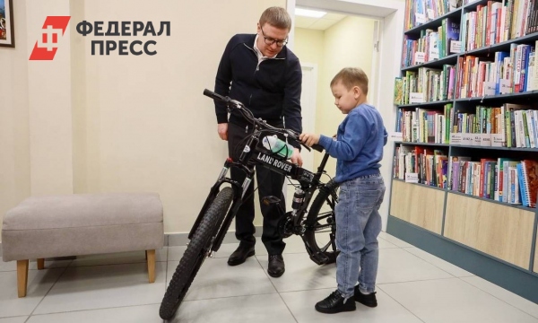 Подмосковный губернатор пожертвовал велосипед малышу-сироте с Донбасса