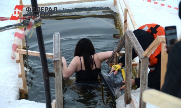 Крещенское купание рыжая девушка. Купание в проруби. Водохреща 2021. Борисовские пруды крещенские купания 2023. 19 января крещение господне купание.