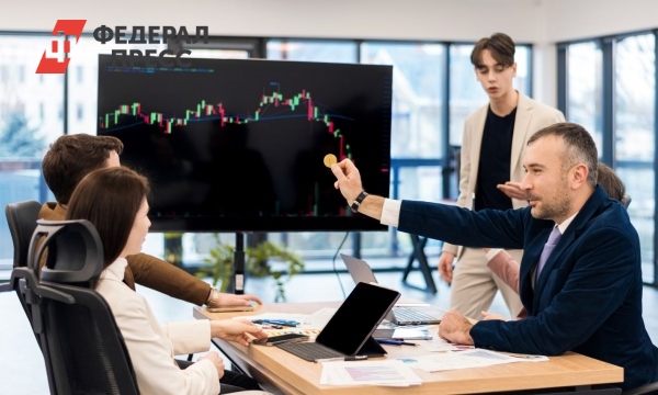 группа людей обсуждает инвестиции в криптовалюту за столом