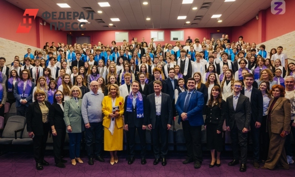 Учащиеся московской школы встретились с Евгением Мироновым в рамках “Чтецких программ” Российского общества “Знание”