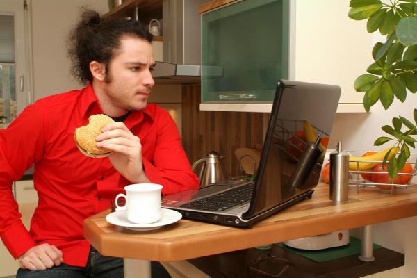 Диетолог Пономарева рассказала, как правильно питаться в офисе и не набирать лишний вес -