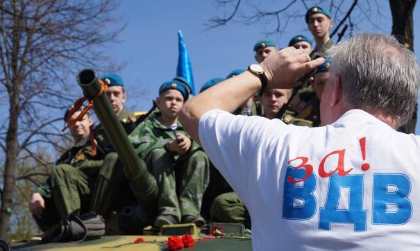 зачем десантники бьют бутылки об голову. Смотреть фото зачем десантники бьют бутылки об голову. Смотреть картинку зачем десантники бьют бутылки об голову. Картинка про зачем десантники бьют бутылки об голову. Фото зачем десантники бьют бутылки об голову