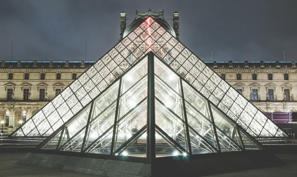 Пирамиды у Лувра.
