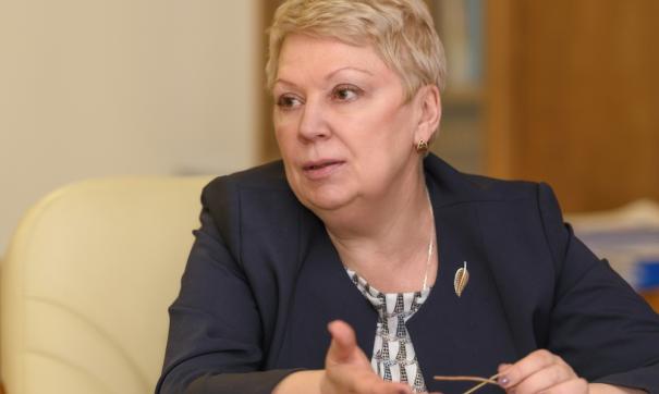 Васильева заявила, что более 10 тысяч школ запретили телефоны на уроках