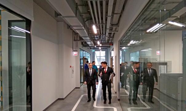 Глава региона посетил новый экспертно-образовательный центр предприятия. Также он вручил ключи от новостроек детям-сиротам