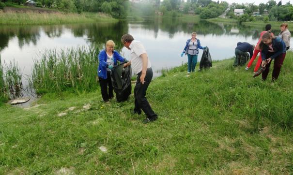 Активисты очищали берега Волги, рек Кавказа, Байкала, Дона, крымских рек, озер и других водоемов.