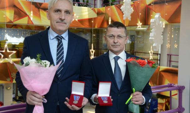 Свой трудовой путь Валерий Белых (на фото слева) и Алмаз Галеев начинали с одного цеха