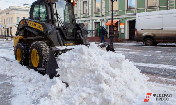 В Новосибирске временно приостановили уборку снега на улицах