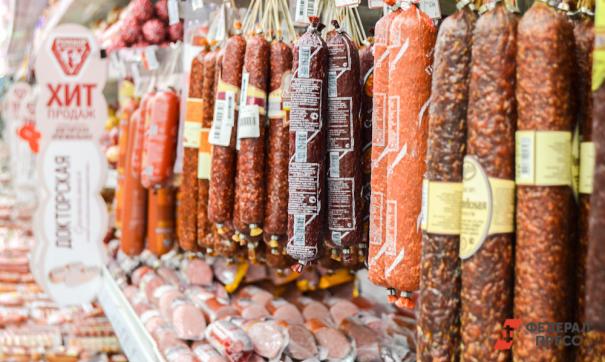 В России просят поднять цены на колбасу и сосиски