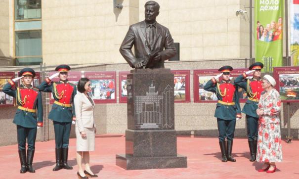 В Челябинске открыли памятник экс-губернатору Сумину