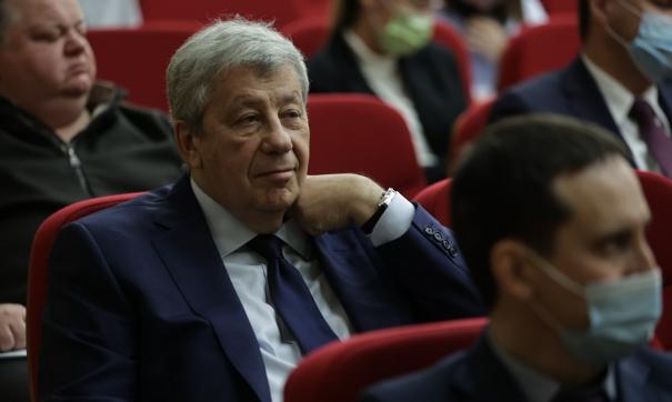 Сенатор Аркадий Чернецкий во время вручения мандатов свердловским депутатам