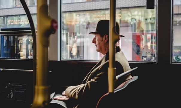 Пожилой мужчина в автобусе