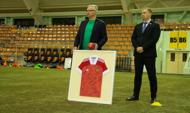 Подарки начинающим футболистам передал глава Уральского Сбера