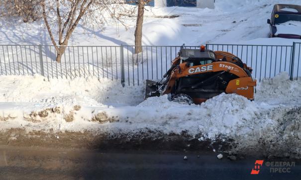 С последствиями снегопада во Владивостоке еще борются
