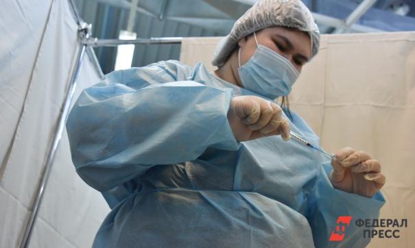 Массовая вакцинация от коронавируса проходит в больницах и ТЦ Свердловской области