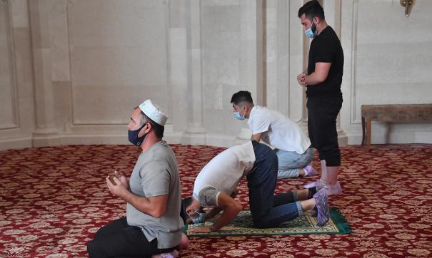 Посещение мечети людьми в возрасте может привести к вспышке ковида