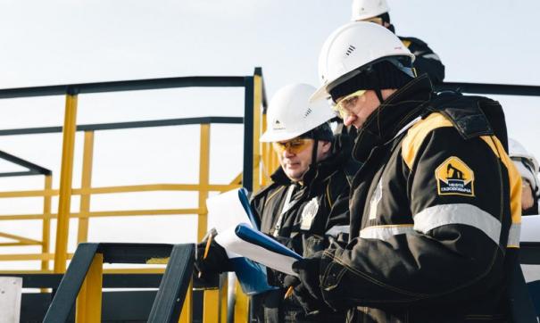 Нефтяники на промысле