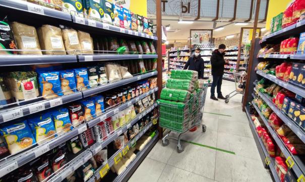 Тюменские супермаркеты ограничили продажу продуктов в одни руки в связи с ажиотажным спросом