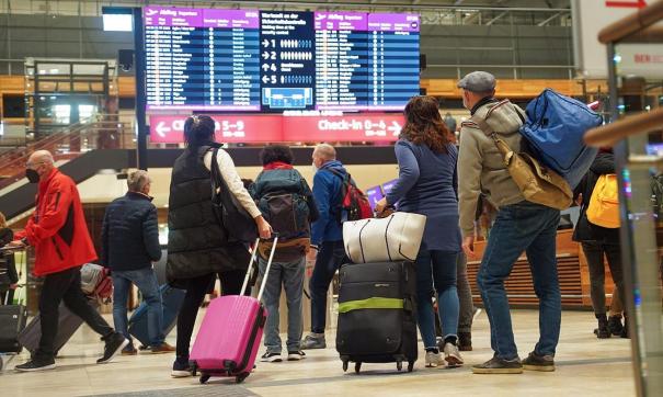 аэропорт, люди с чемоданами, табло