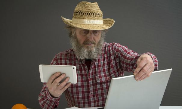 пенсионер с ноутбуком