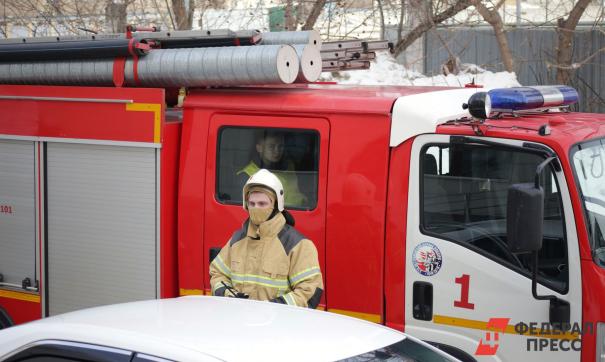 Огонь тушат 33 пожарных