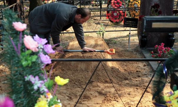 Местные жители даже обнаруживают исчезновение искусственных цветов с могил