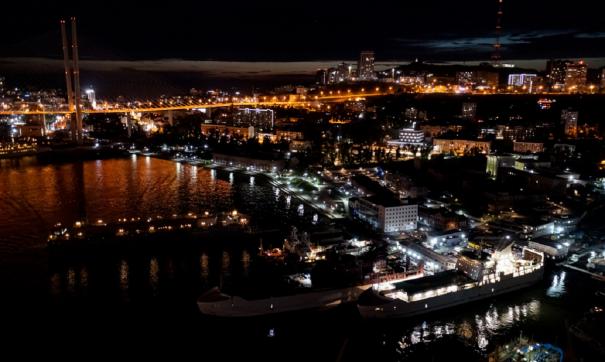 Лучи Победы озарили ночное небо Владивостока