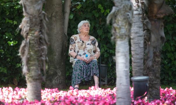 пожилая женщина в парке