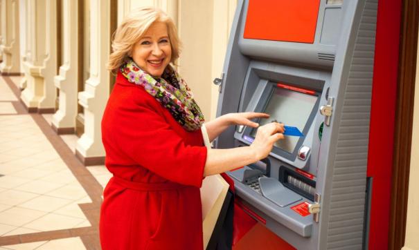 Женщина у банкомата
