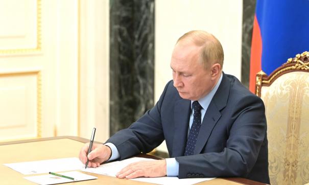 Указ об установлении звания подписал Владимир Путин