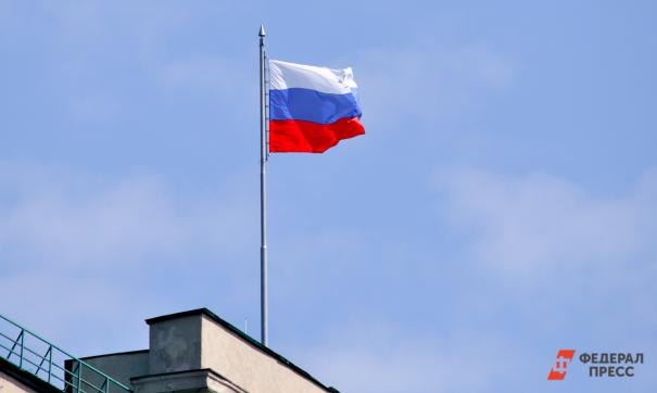 Флаг России выглядит так: белый, синий, красный, а Сербии наоборот