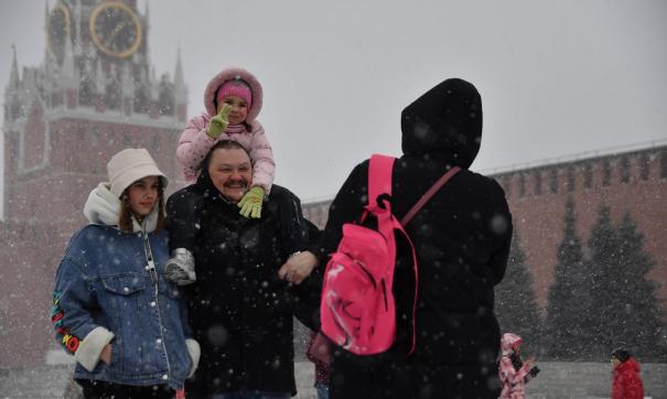 Люди на Красной площади зимой