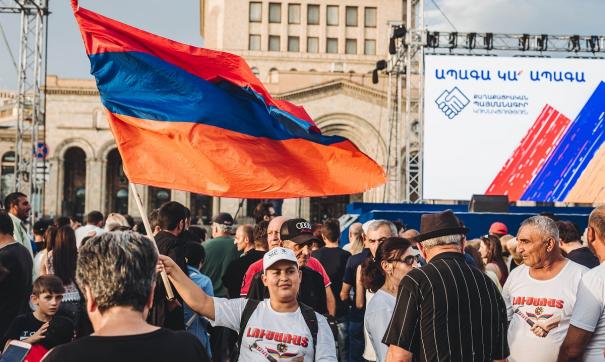 митингующие с флагом Армении