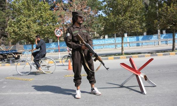 полицейский Афганистана на месте теракта у посольства РФ