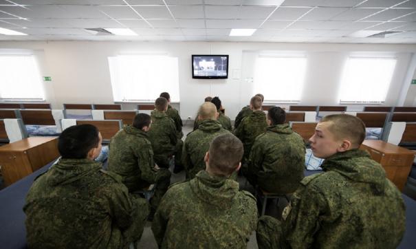 Солдаты смотрят телевизор