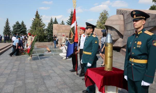 Дмитрий Азаров поручил возвести памятник ко Дню Победы