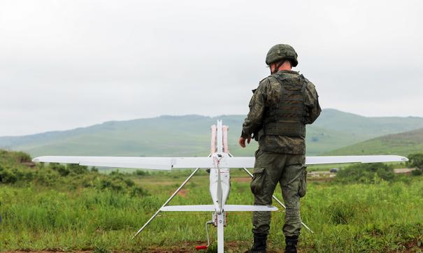 Российский военный готовится к запуску беспилотника