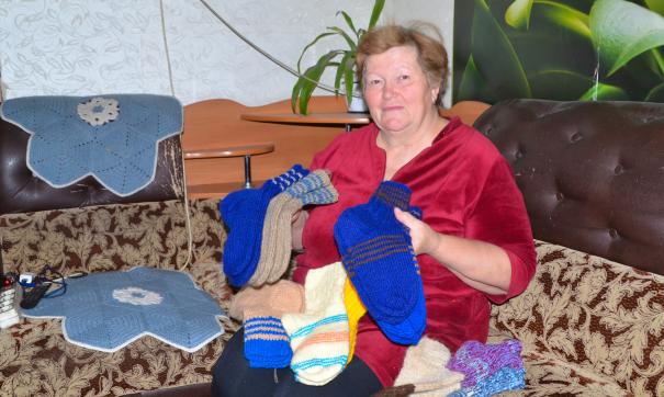 Женщина вяжет носки
